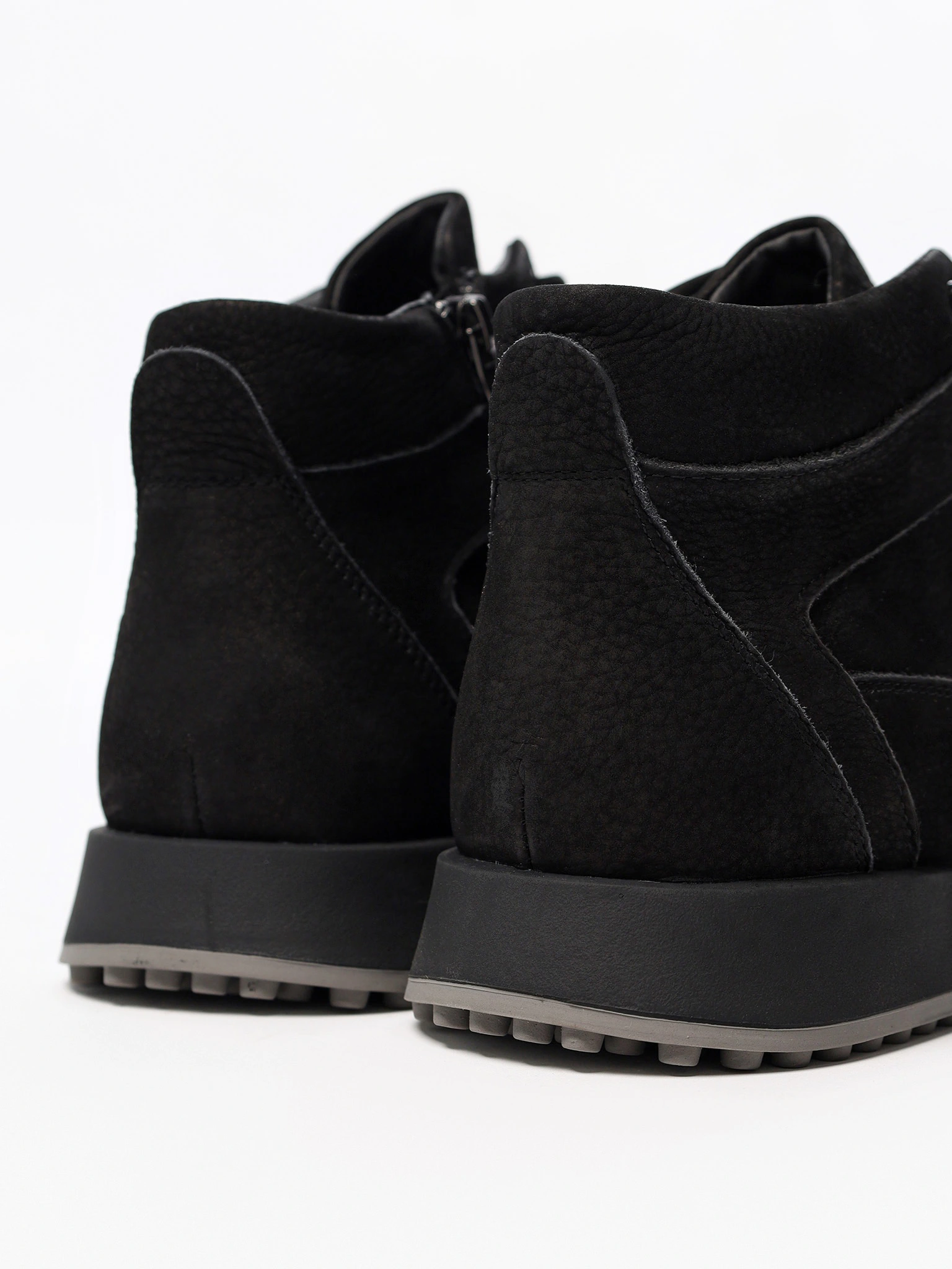 Кроссовки утепленные черного цвета на низкой подошве